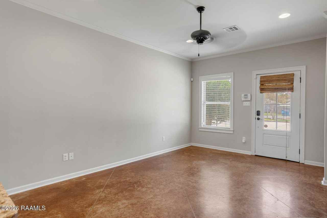203 Ella St - Photo 4 of 15