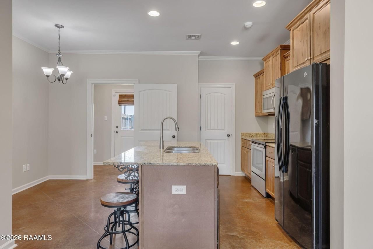 203 Ella St - Photo 5 of 15