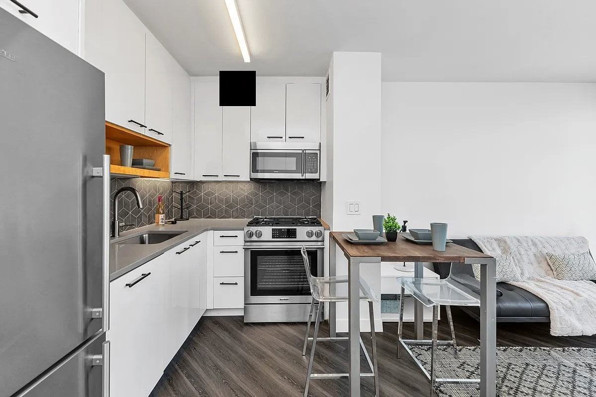 250 E Houston St #4A - Photo 3 of 10