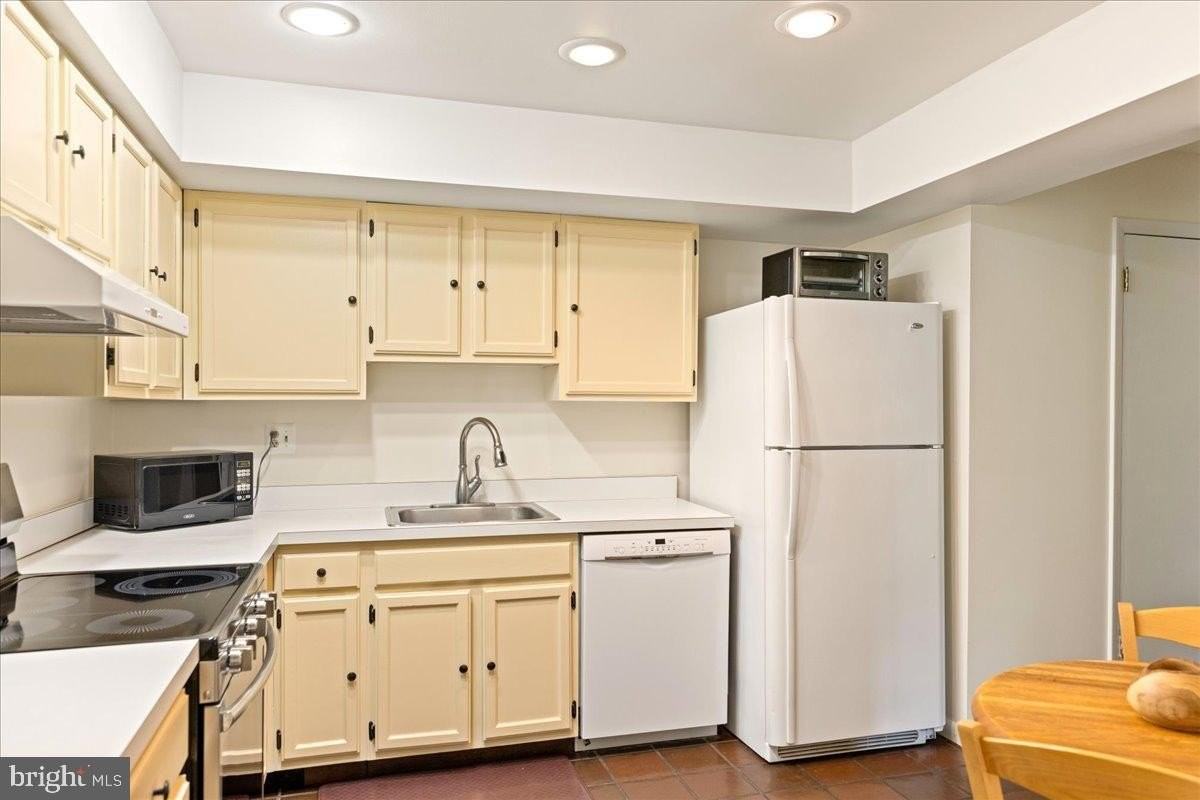 130 Westbury Ct - Photo 4 of 19