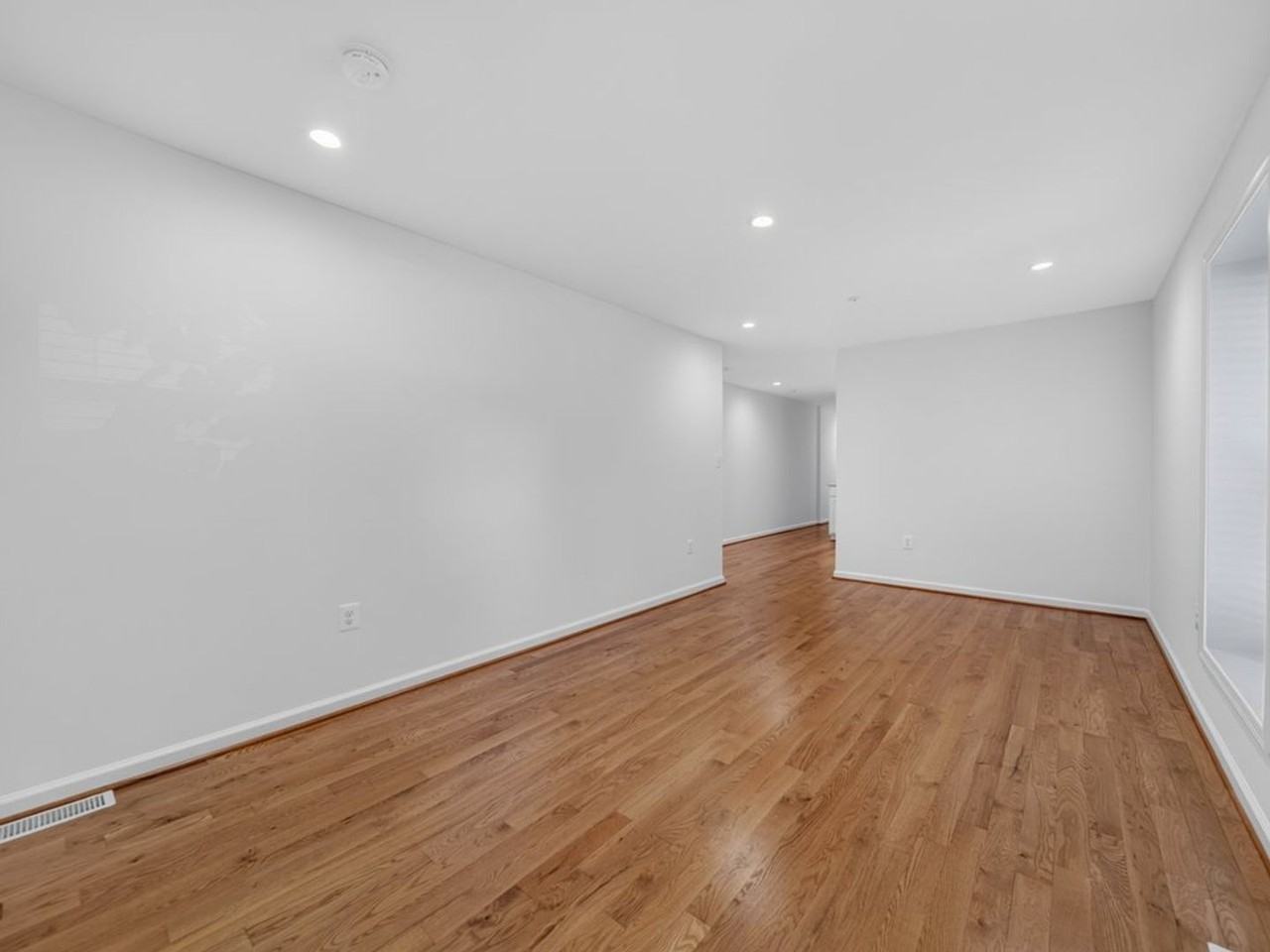 3214 Dubois Pl Se - Photo 3 of 21