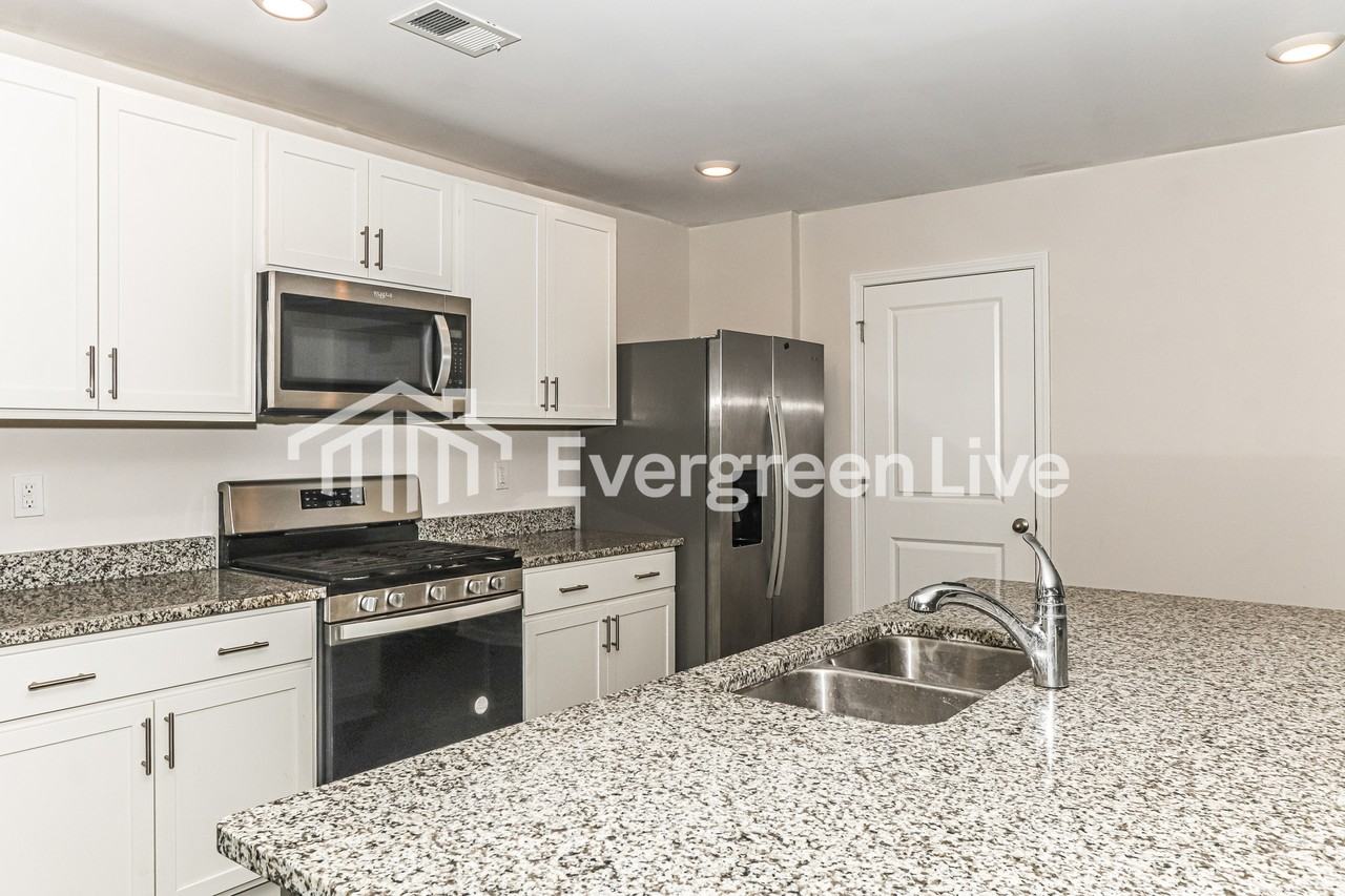 1177 Ridgeford Dr - Photo 3 of 16