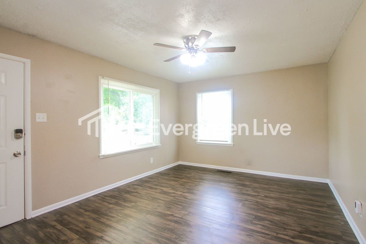 1505 N Webster Ave - Photo 3 of 15