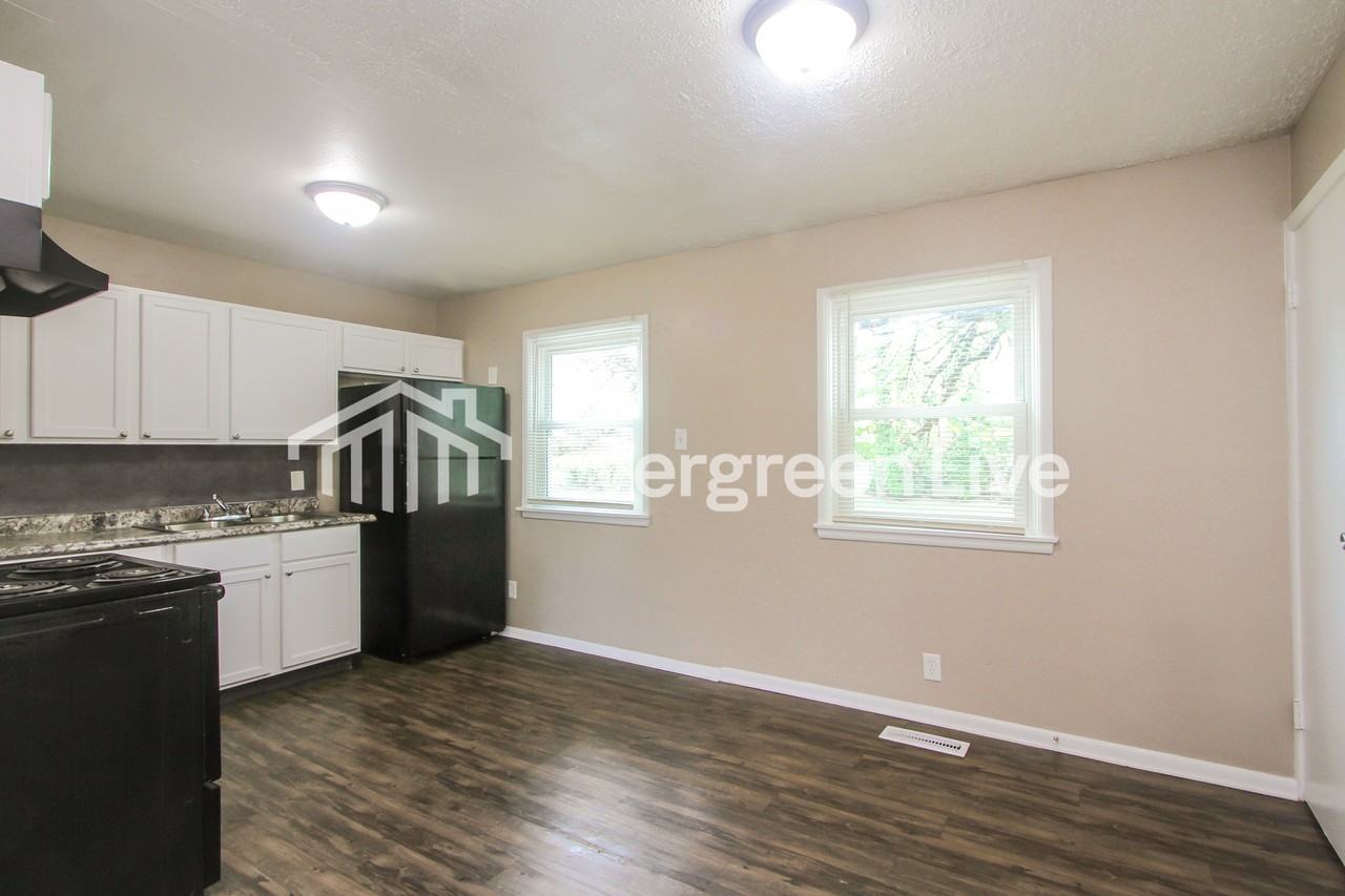 1505 N Webster Ave - Photo 4 of 15