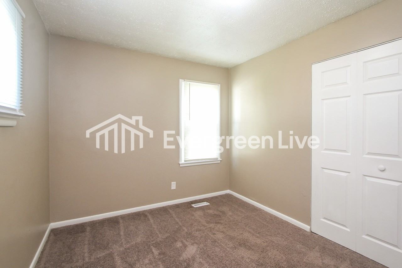 1505 N Webster Ave - Photo 7 of 15