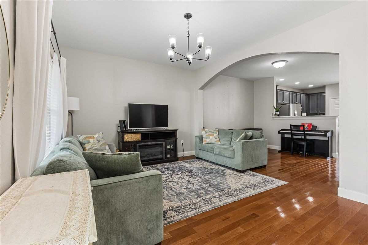 410 Ashbury Cir - Photo 3 of 25