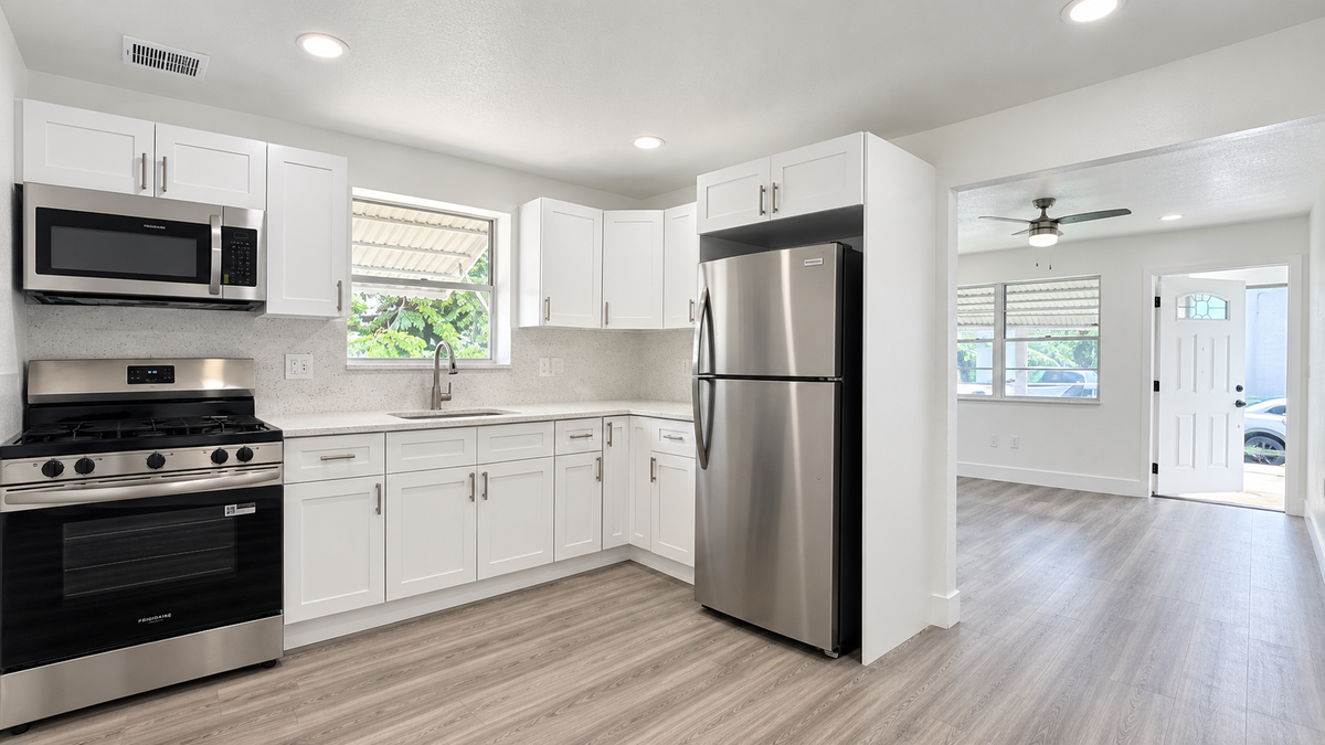 528 E Lakewood Rd ##B - Photo 2 of 8