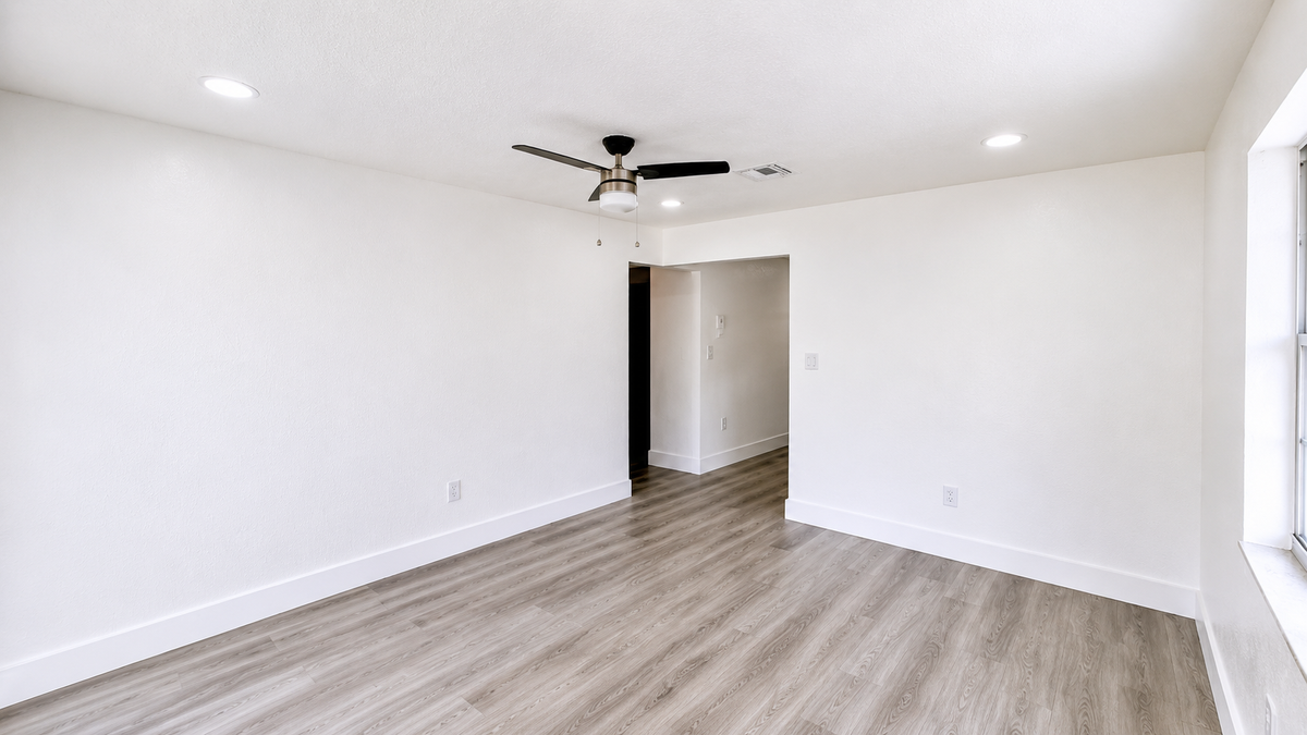 528 E Lakewood Rd ##B - Photo 3 of 8