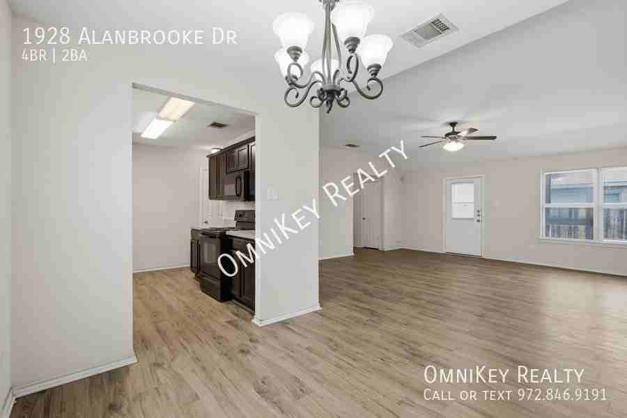 1928 Alanbrooke Dr - Photo 3 of 23