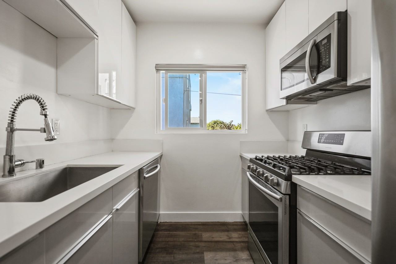 1333 W 36th Pl #6 - Photo 4 of 17