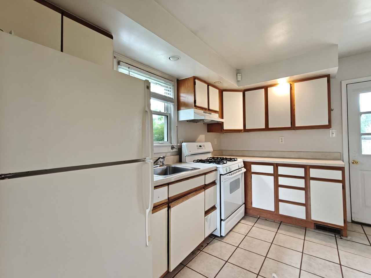 444 Colonial Rd - Photo 4 of 15