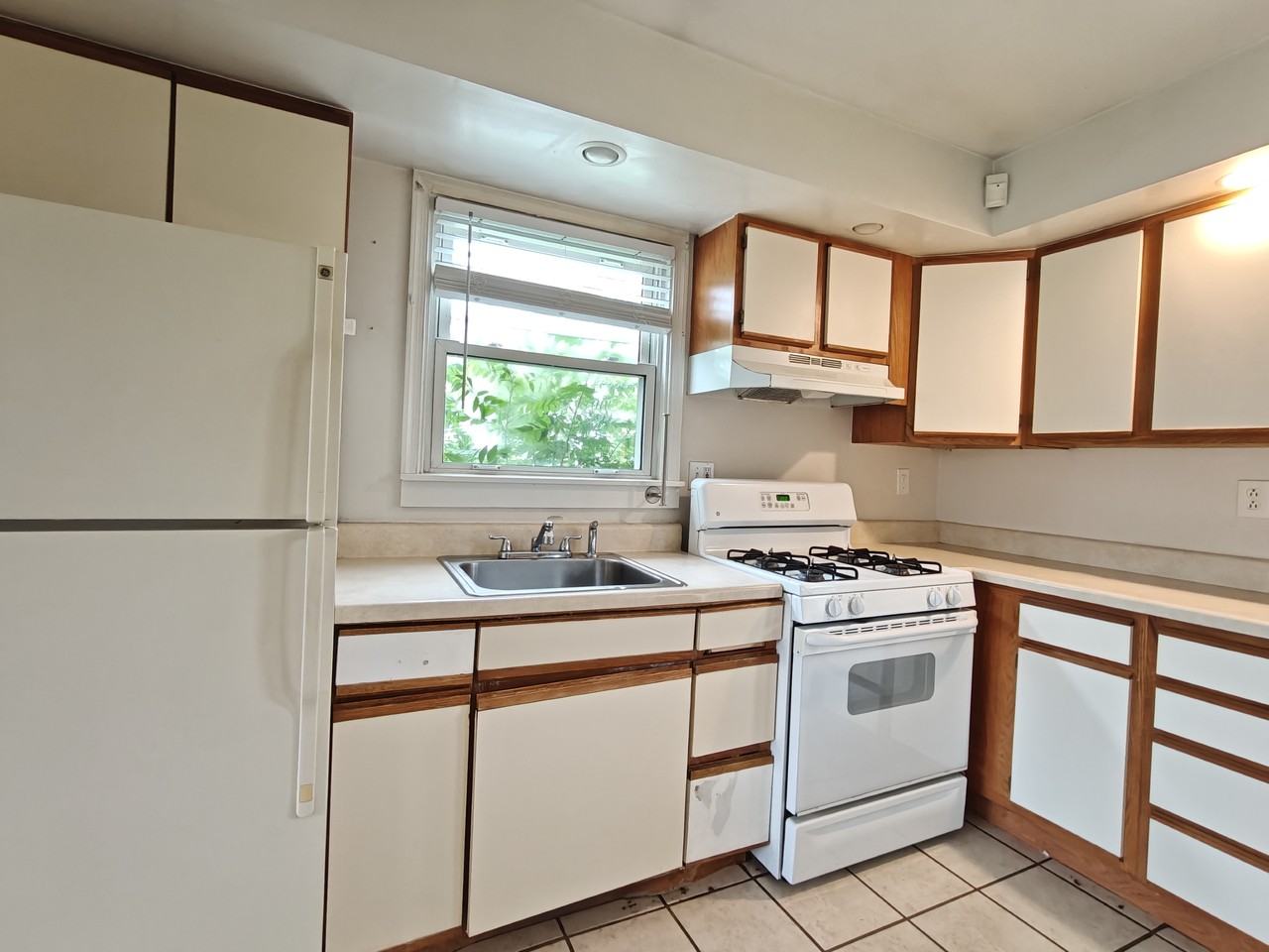 444 Colonial Rd - Photo 5 of 15