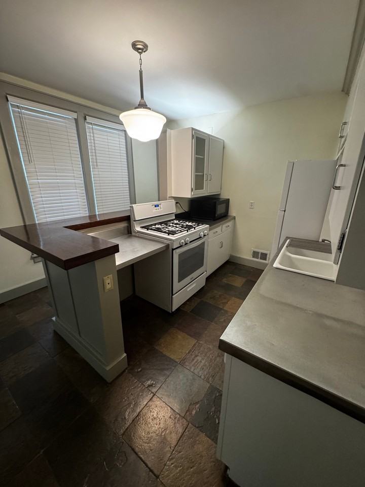 726 Lake Dr Se #B - Photo 4 of 15