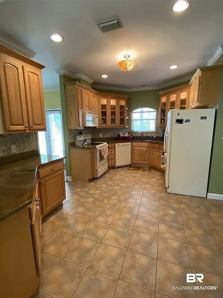 106 Riveroaks Dr - Photo 5 of 20