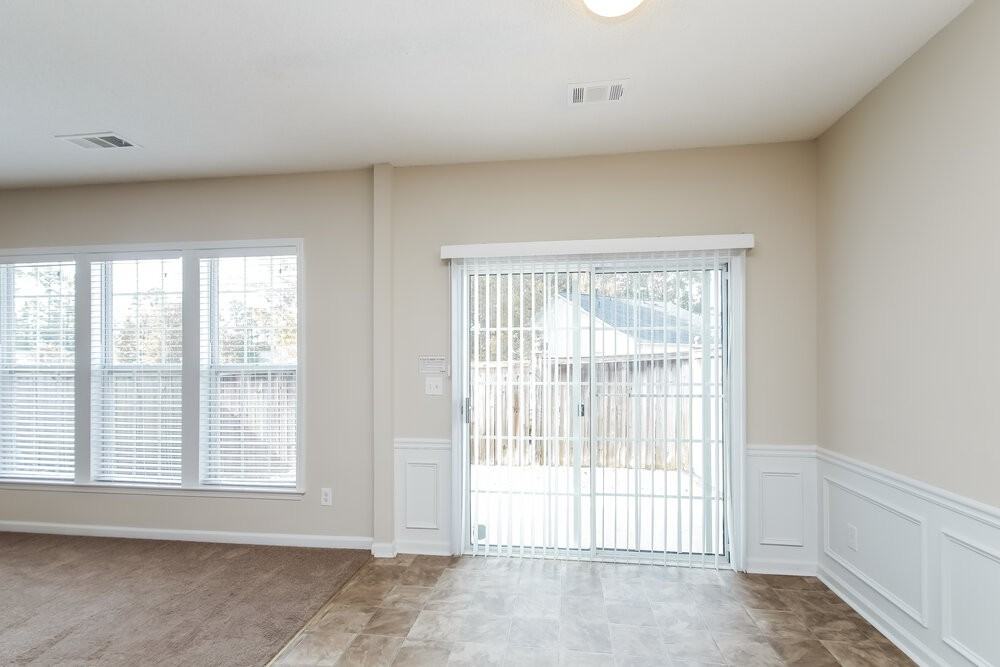 242 Regent Sq - Photo 6 of 17