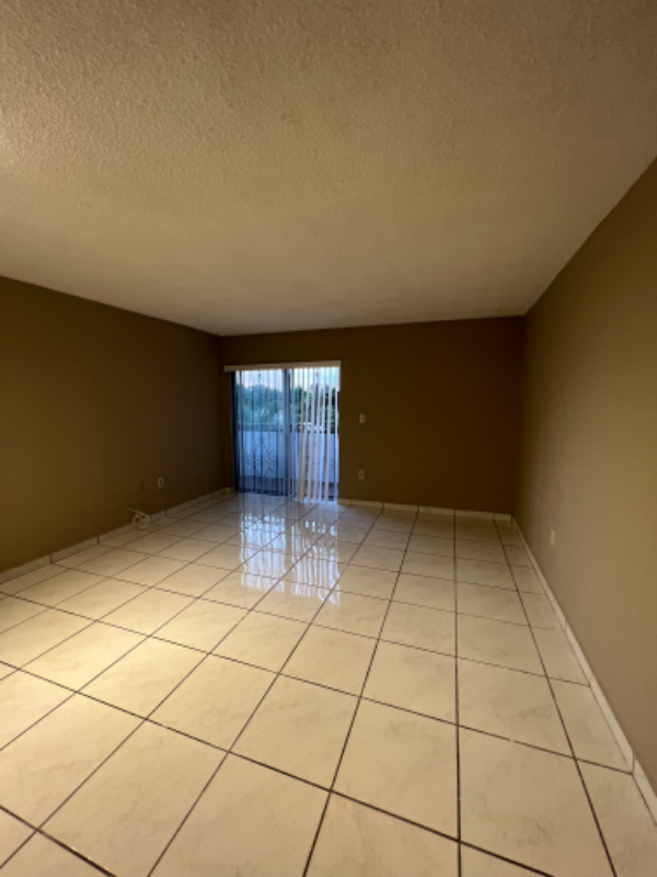 2498 Sw 17th St - Photo 4 of 18