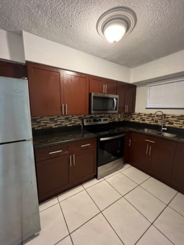 2498 Sw 17th St - Photo 6 of 18