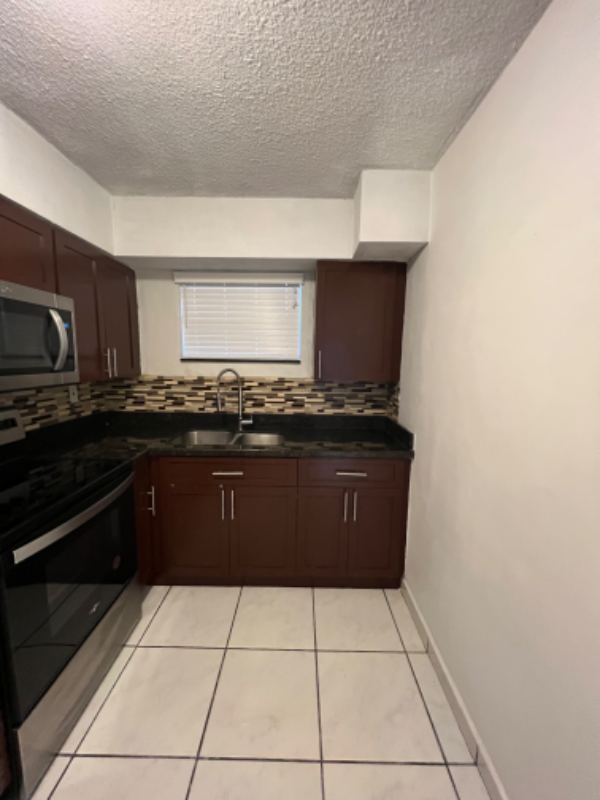 2498 Sw 17th St - Photo 7 of 18