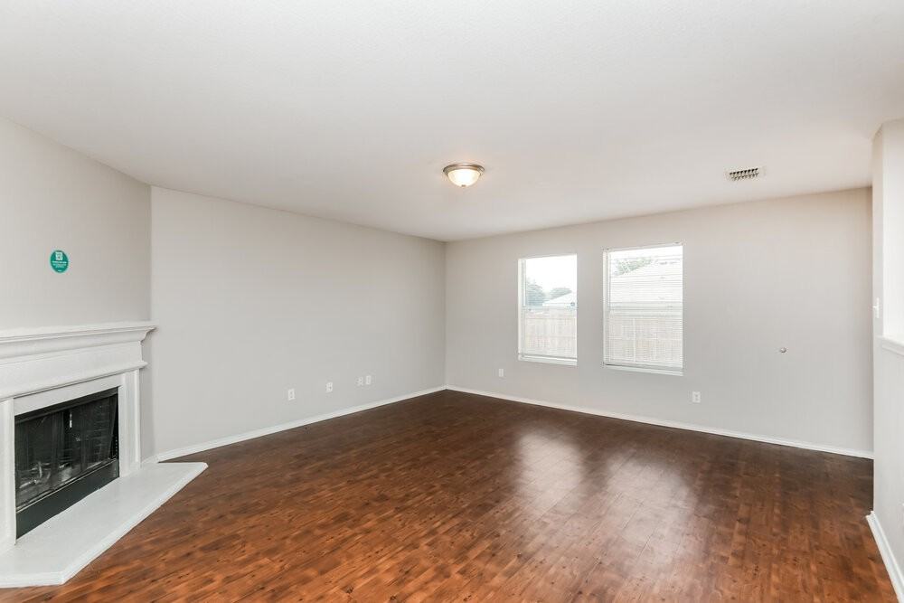 1101 Maplewood Ln - Photo 4 of 17