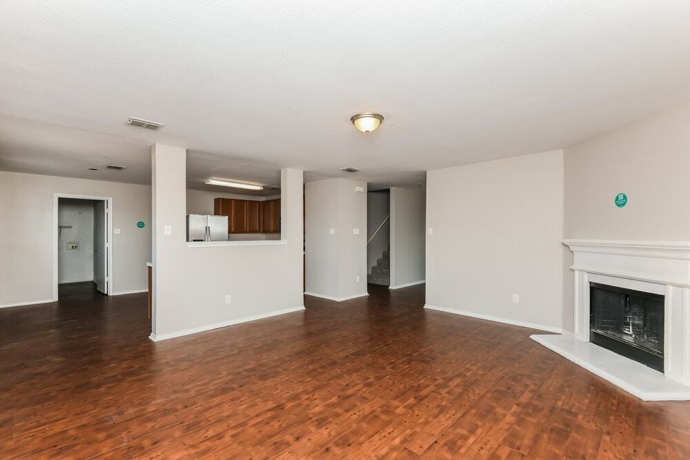 1101 Maplewood Ln - Photo 5 of 17