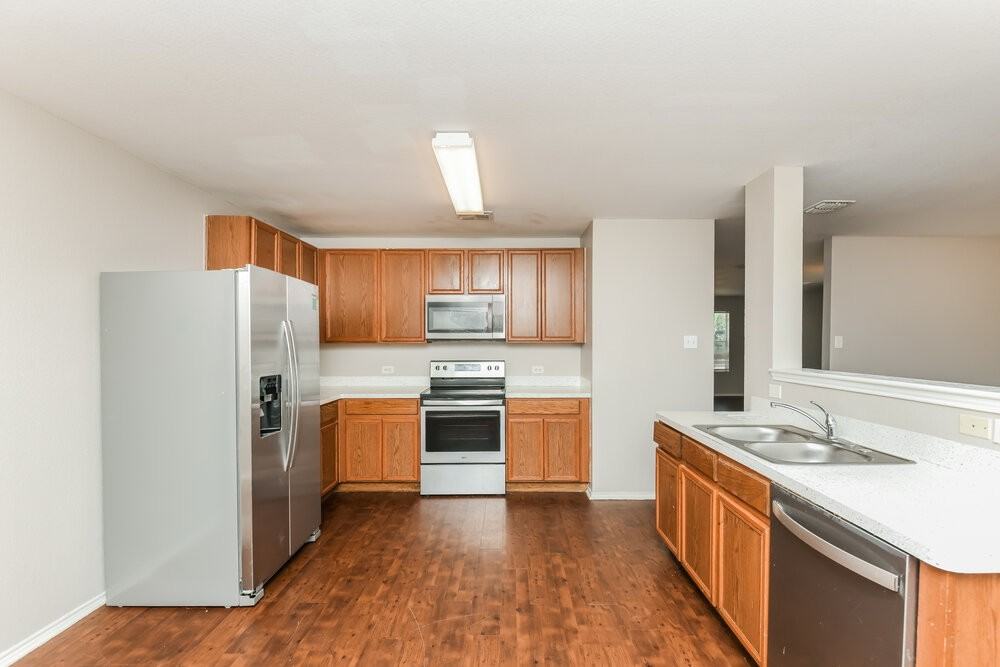 1101 Maplewood Ln - Photo 6 of 17