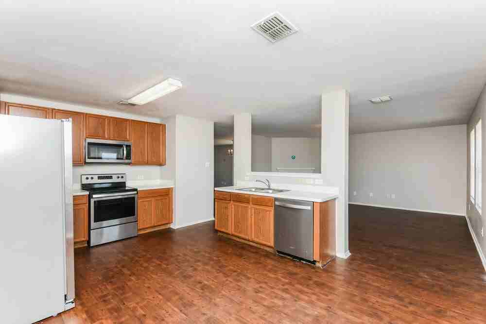 1101 Maplewood Ln - Photo 7 of 17