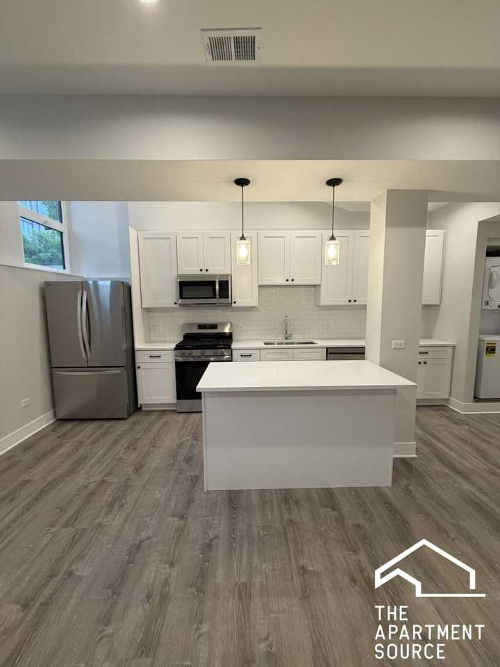2247 W Lawrence Ave #3 - Photo 3 of 22