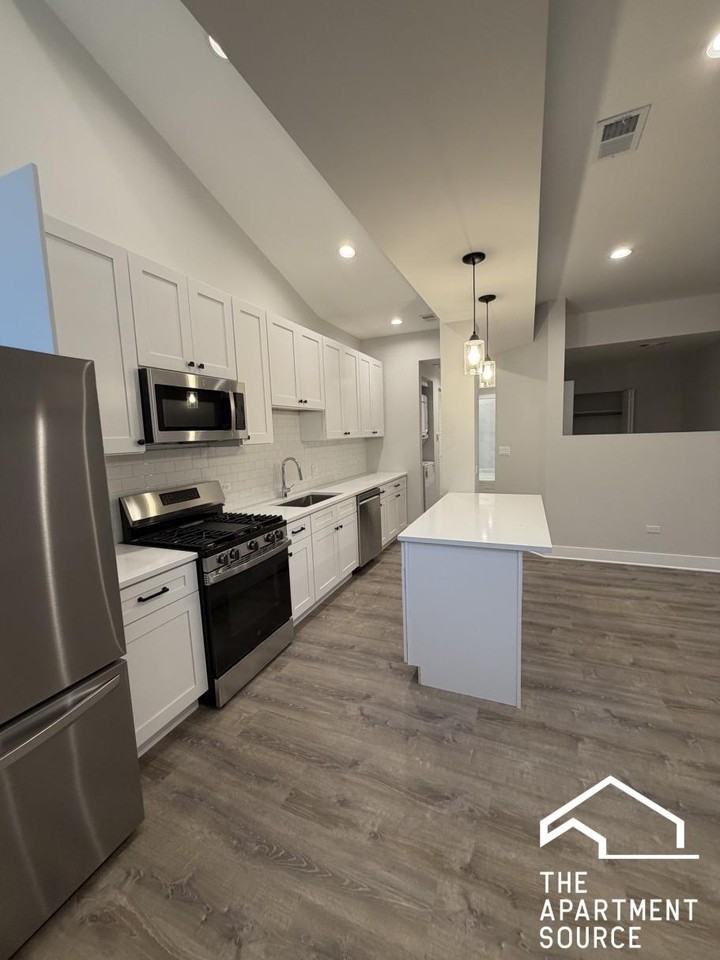 2247 W Lawrence Ave #3 - Photo 4 of 22
