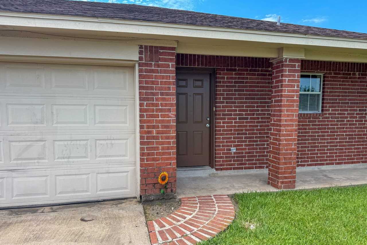 2417-25 1/2 Street North - Photo 3 of 12