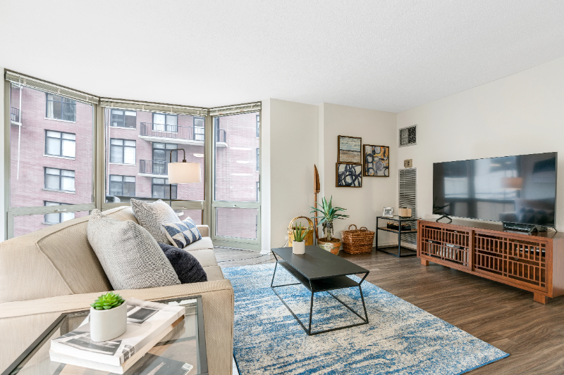 1064 N Dearborn St - Photo 4 of 11