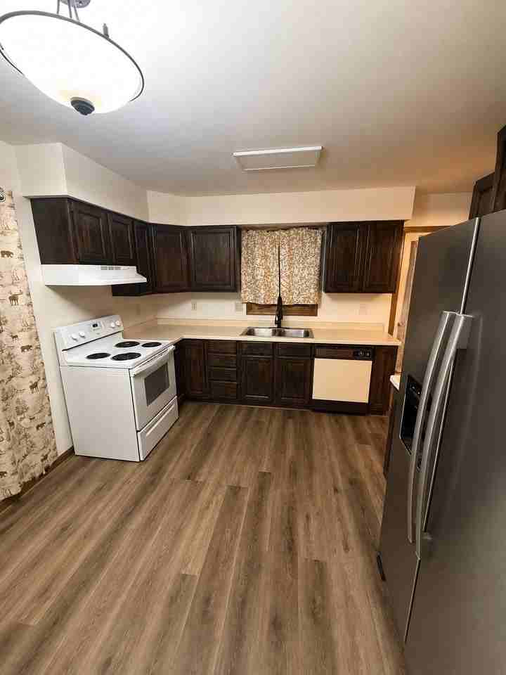 529 Walnut St - Photo 3 of 11