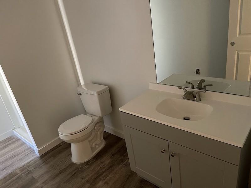 744 Es - Photo 3 of 15