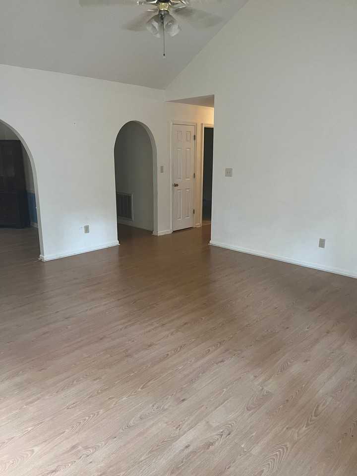 200 Debbie Dr - Photo 4 of 7