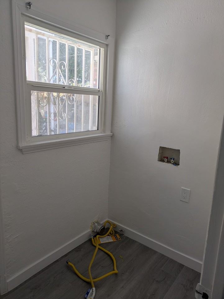 1513 E 106th St #1513 - Photo 2 of 14