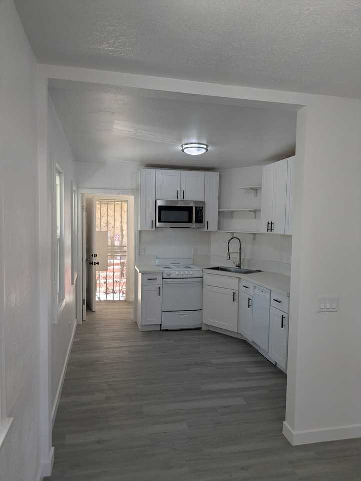 1513 E 106th St #1513 - Photo 5 of 14