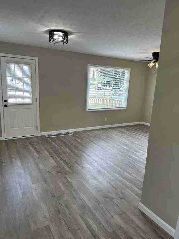 1182 Youngstown Rd Se - Photo 3 of 20