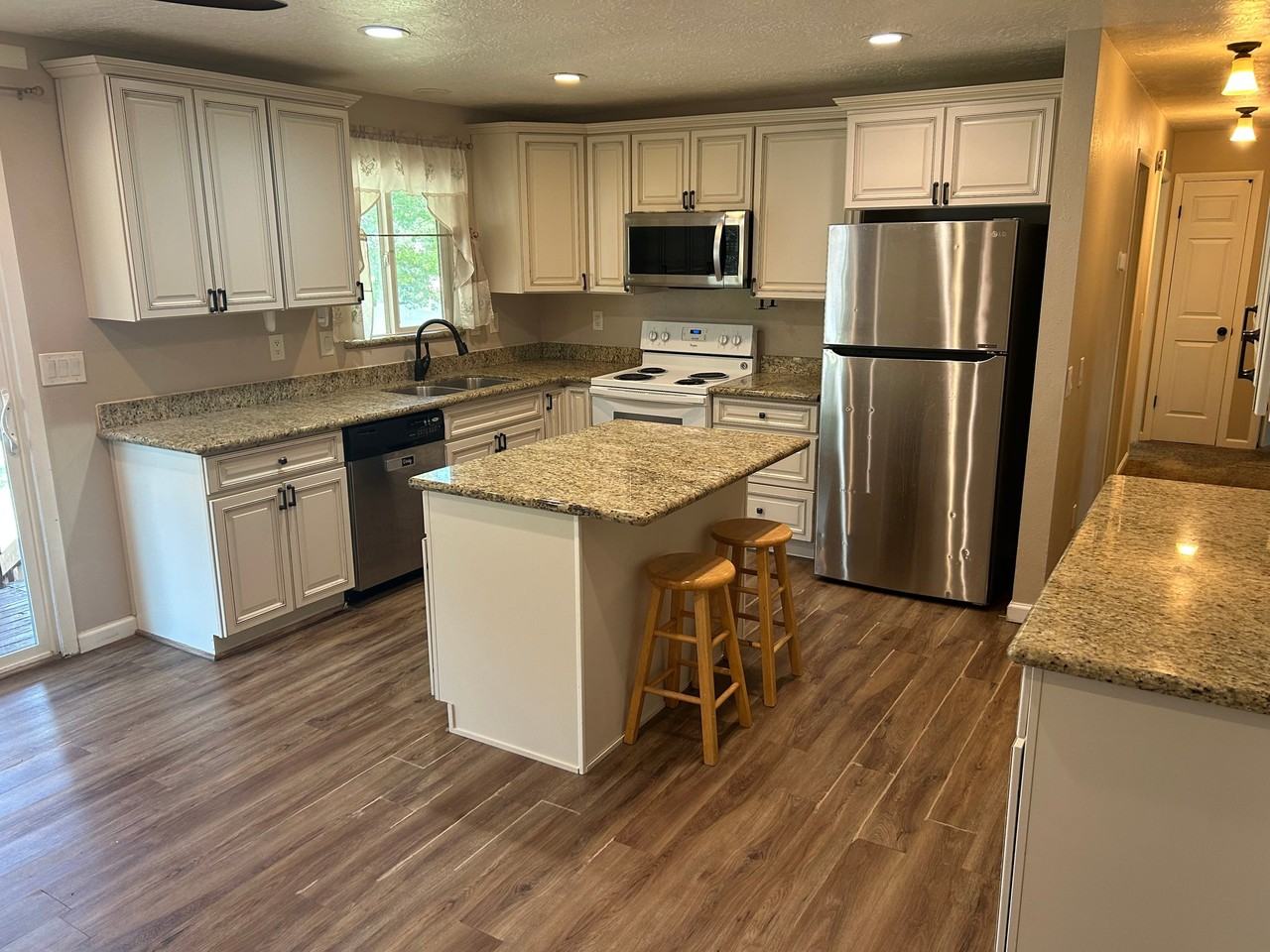 368 Weaver Ln - Photo 5 of 20