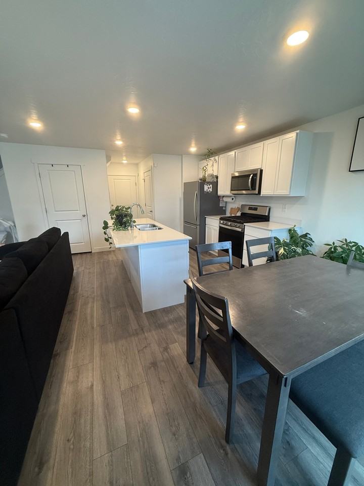 1045 W Broadleaf Dr - Photo 3 of 13