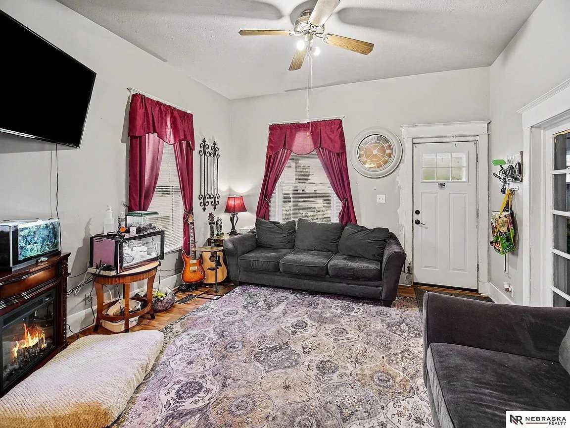 2819 U St - Photo 2 of 7