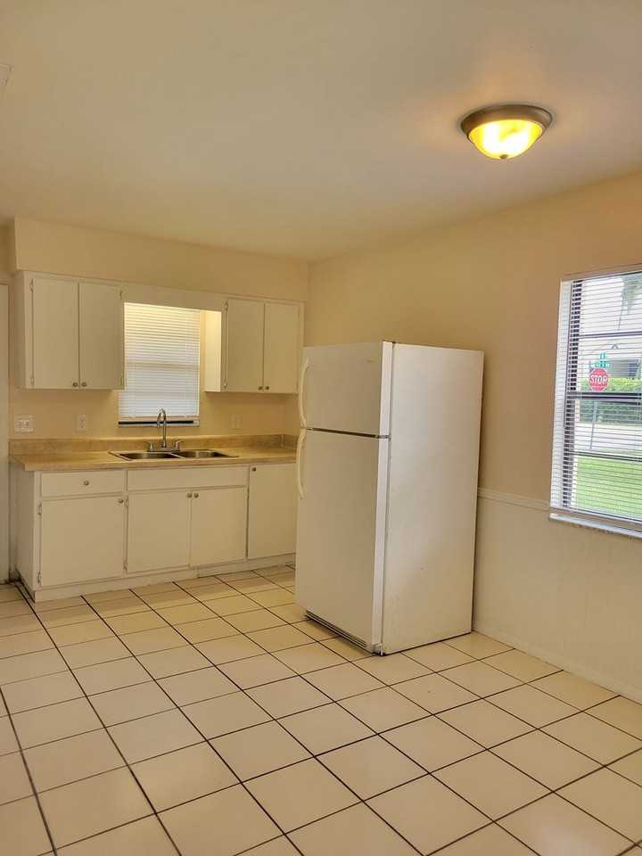 2101 Avenue G Nw - Photo 5 of 10