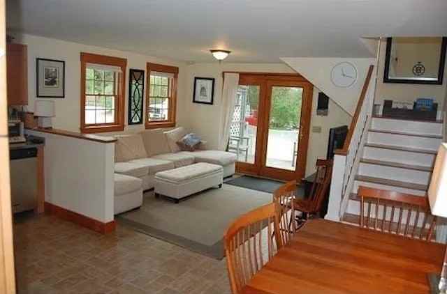 201 Portsmouth Ave #B - Photo 3 of 12