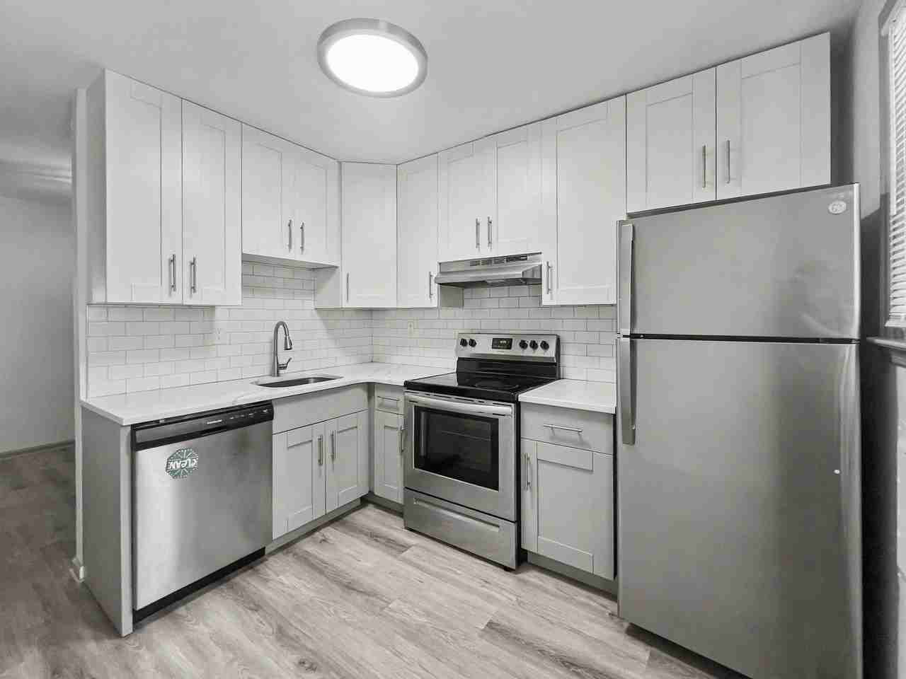 200 E. Maple Avenue - Photo 3 of 19