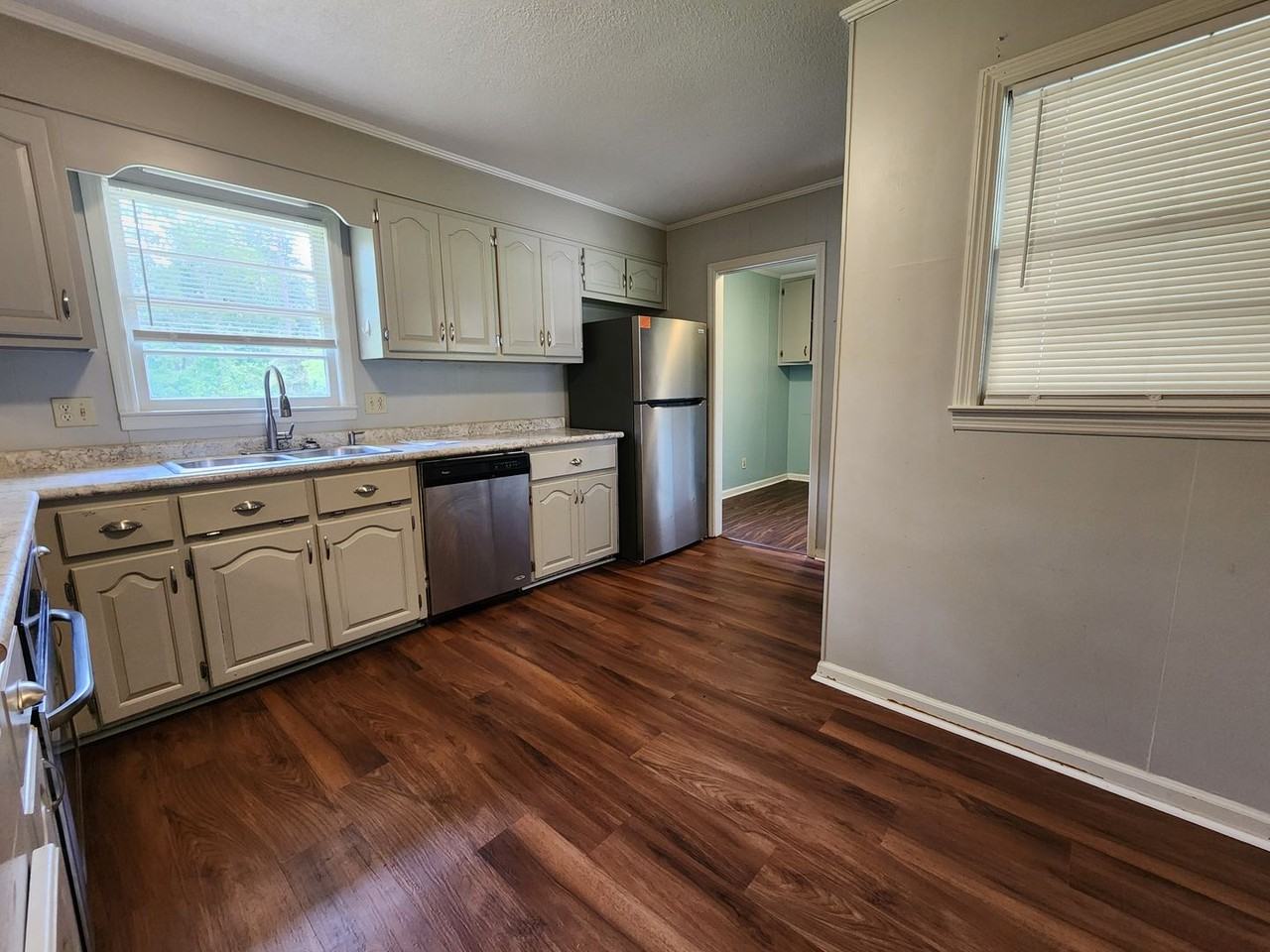 1218 Thomwal St - Photo 5 of 13
