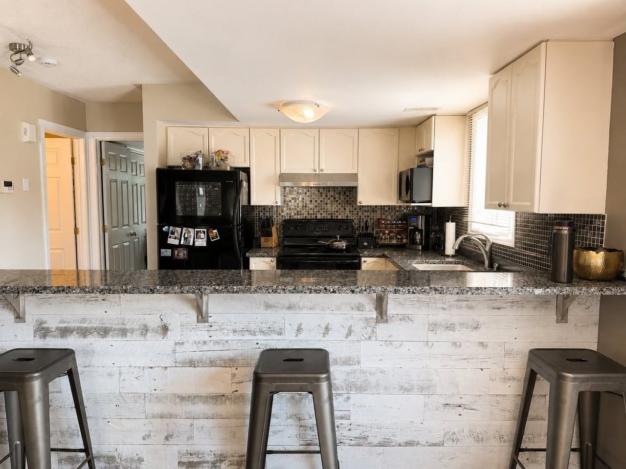 1358 Guthrie St - Photo 6 of 19