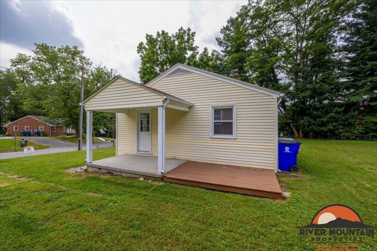 1003 Montgomery St - Photo 4 of 19