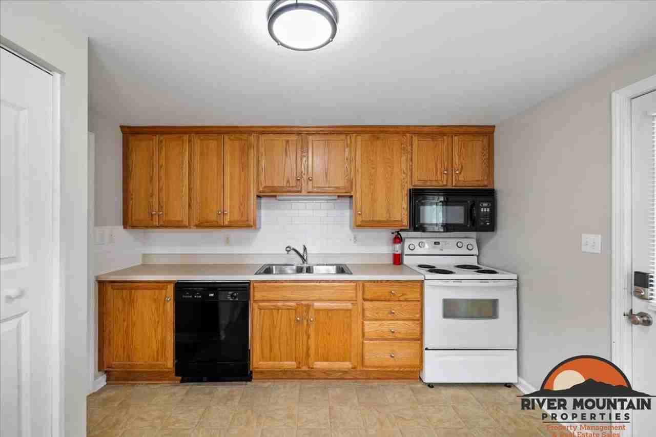 1003 Montgomery St - Photo 7 of 19