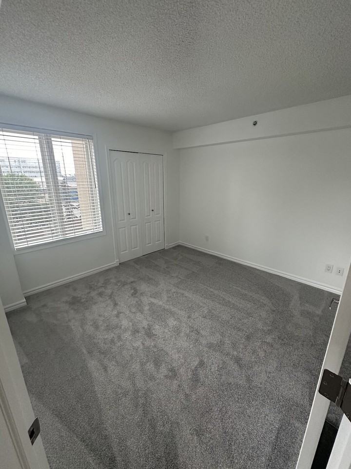 10909 103 Ave Nw - Photo 5 of 16