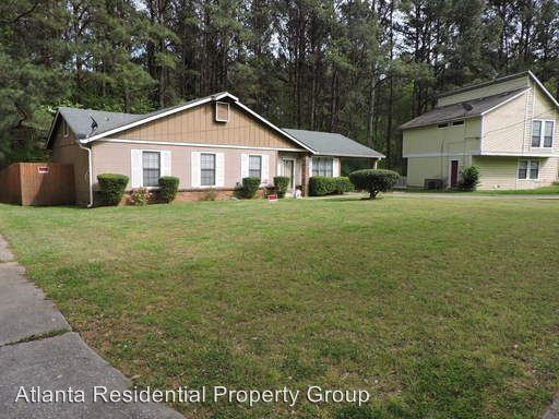 561 Utoy Cir SW - Photo 2 of 18