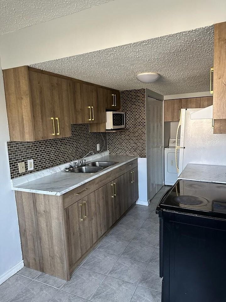 1398 Lakewood Rd W - Photo 5 of 22