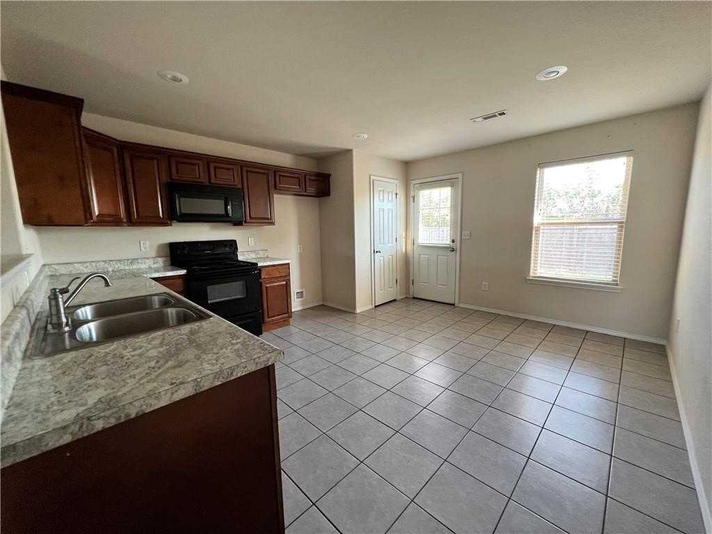 105 E Southpointe Ave - Photo 3 of 10